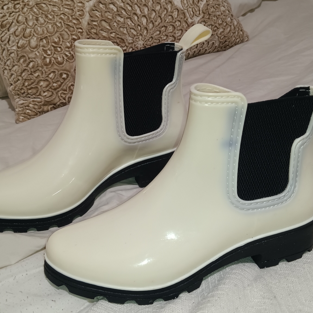 Women's Cream Chelsea Boots